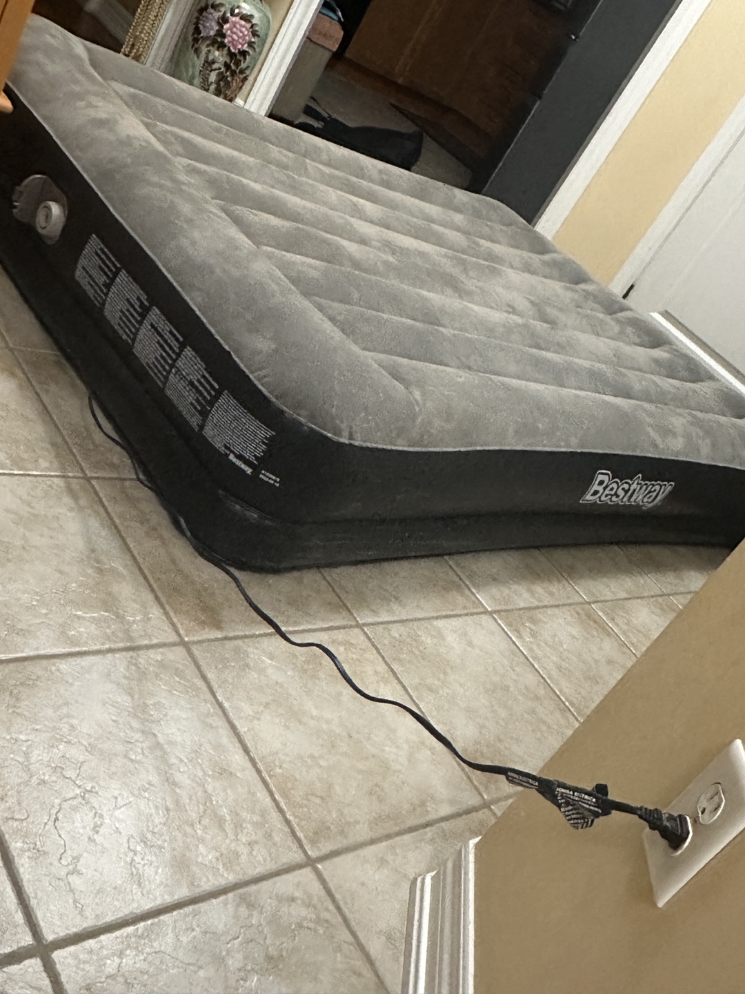Queen size 15” Air Mattress with built in pump - photo 3
