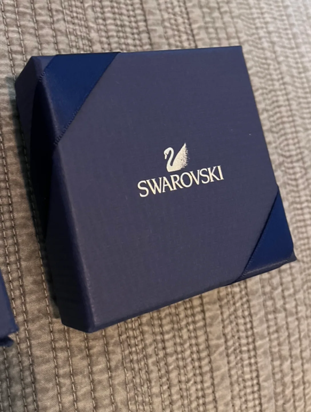 Limited Edition Swarovski Star Pendant Necklace - NEVER USED image indicator(4)