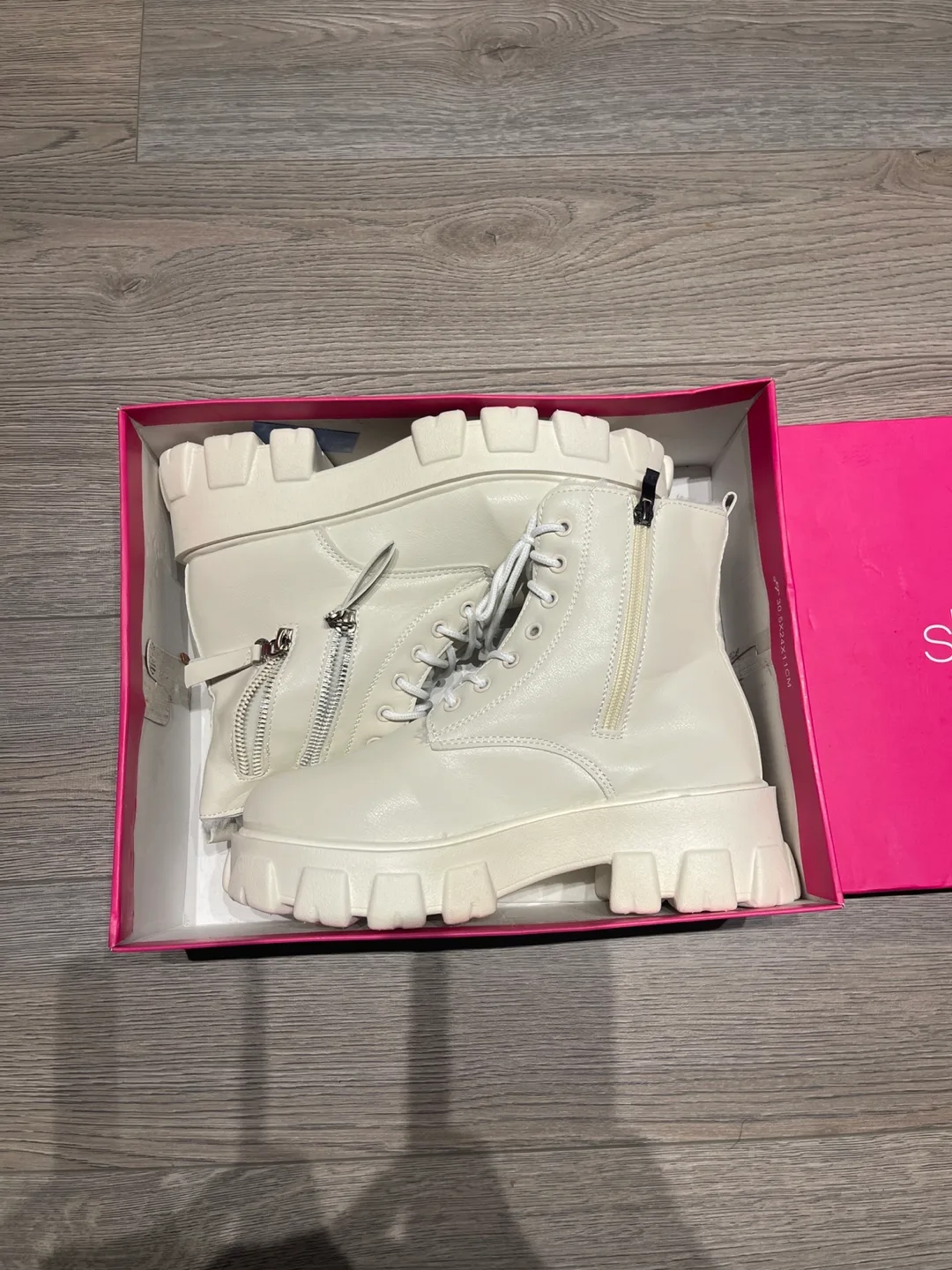 Brand New White Shoedazzle Platform Boots thumbnail