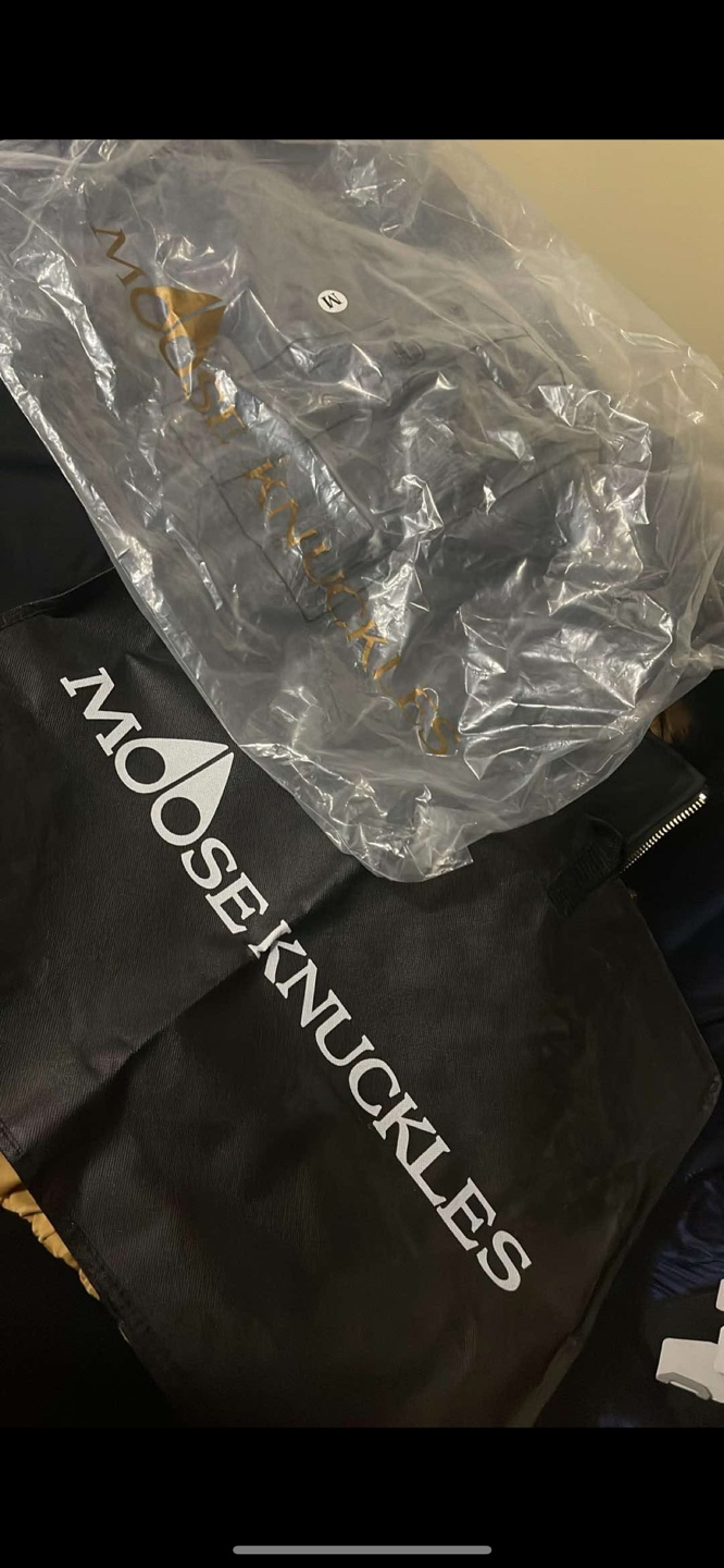 Moose knuckles black and gold bomber - photo 3