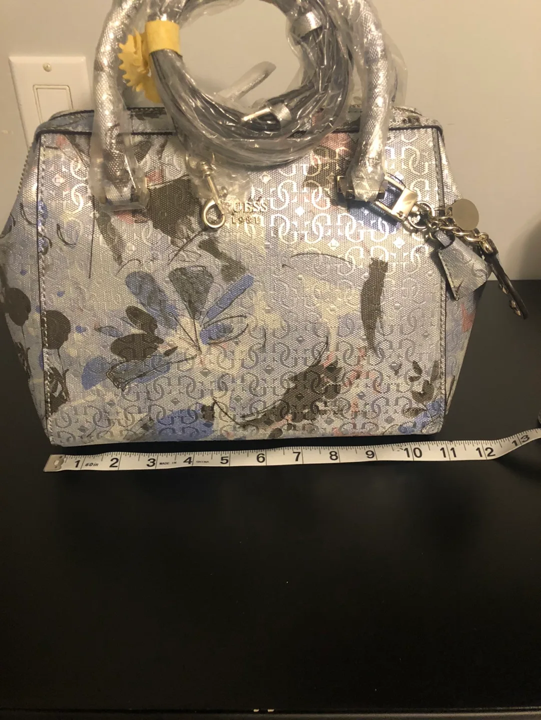 Guess Satchel image indicator(4)