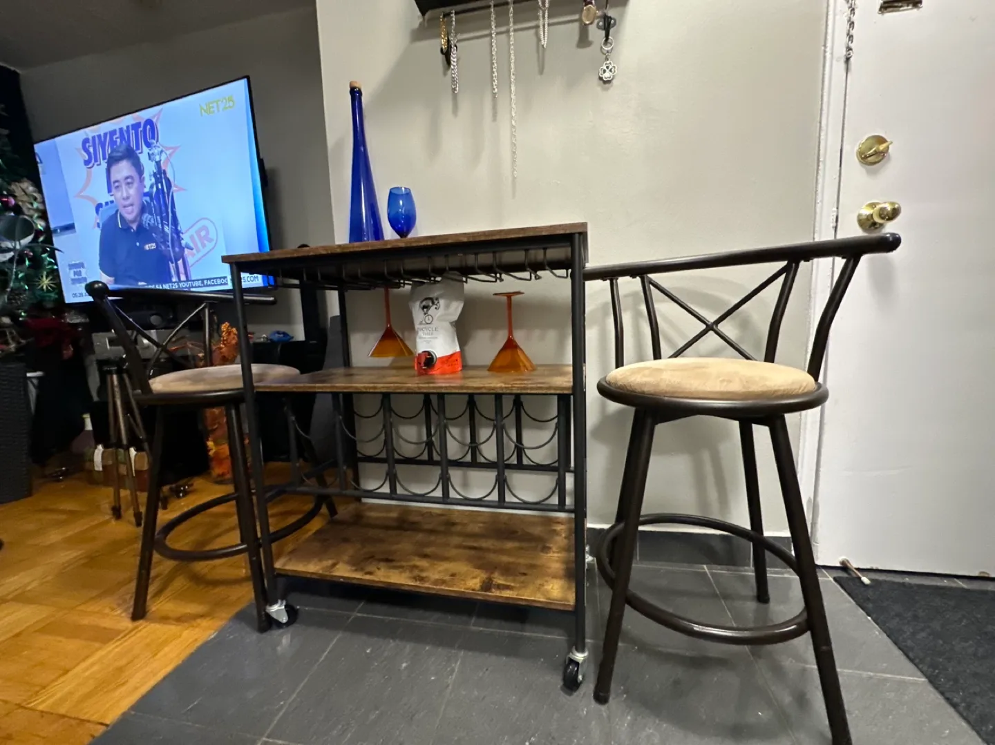 Bar Cart with Two Stools image indicator(3)