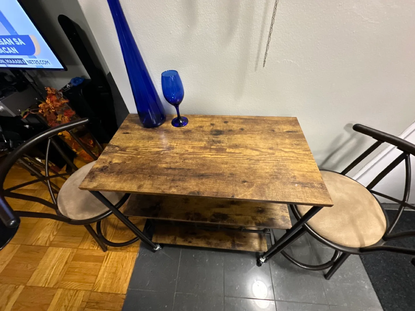 Bar Cart with Two Stools image indicator(2)