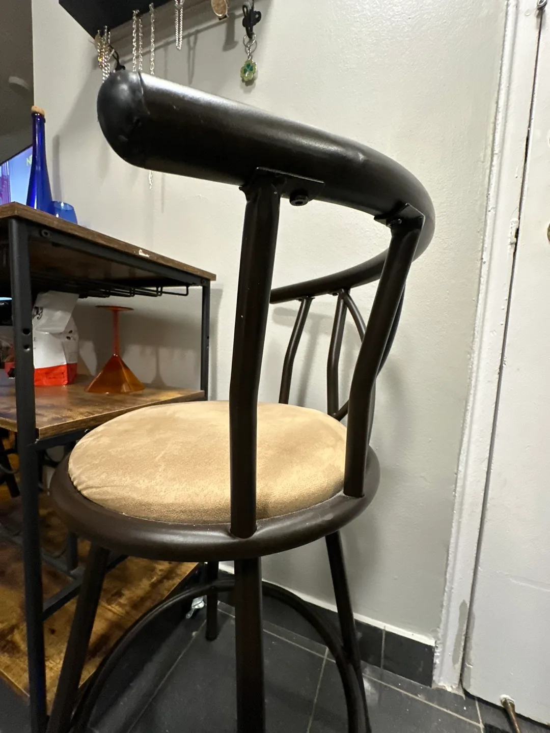 Bar Cart with Two Stools image indicator(4)