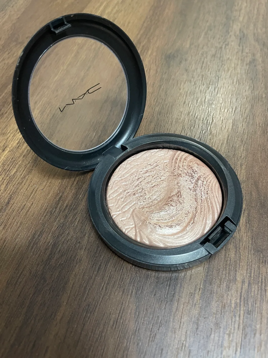 MAC Cosmetics Face Shimmer Highlighters image indicator(6)
