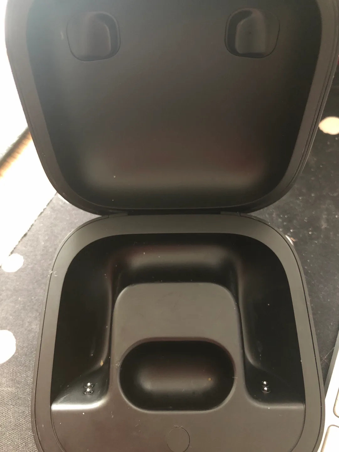 Beats by Dre Earbuds Case image indicator(2)