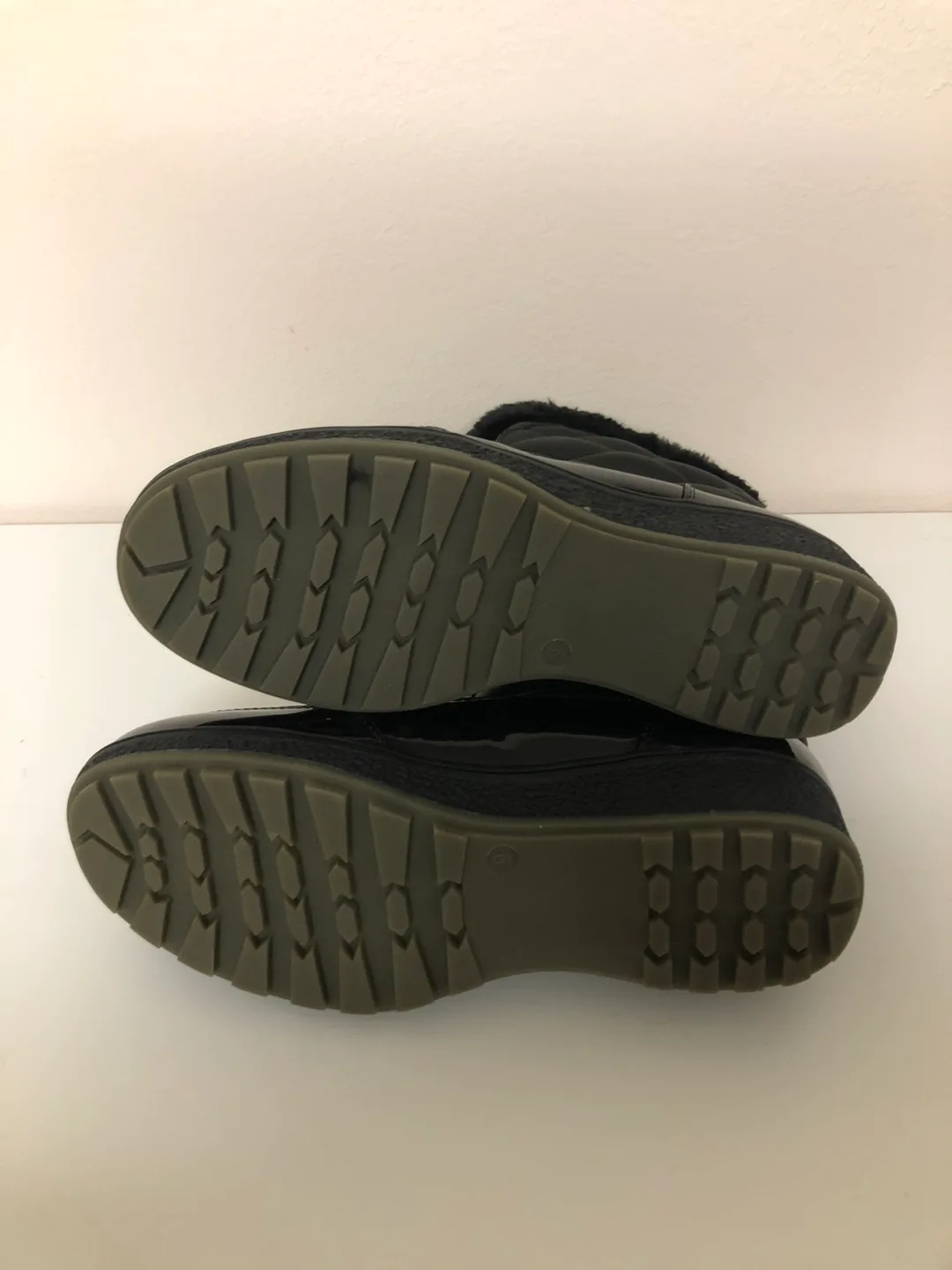 NWOT Aquatherm Women's Black Winter Boots image indicator(4)