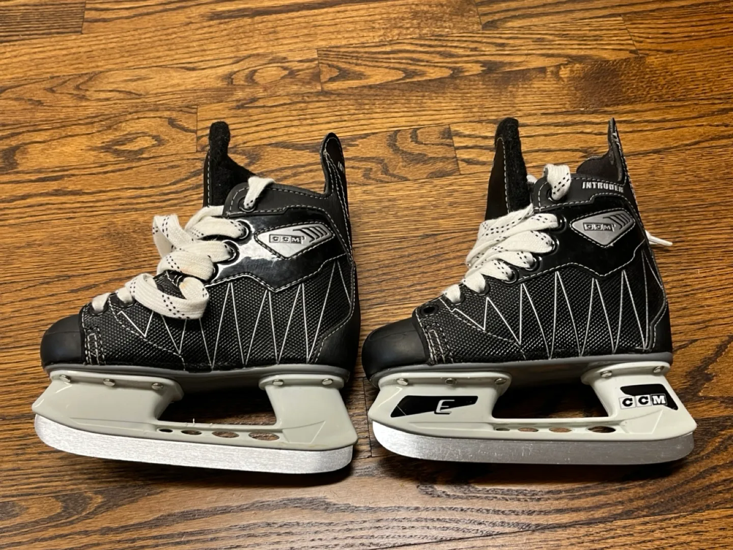 CCM Intruder Ice Hockey Youth Skates - Size J11 image indicator(3)