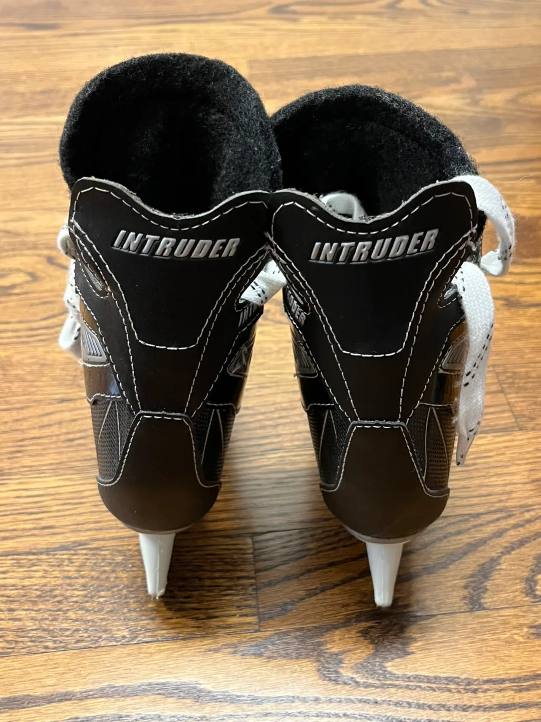 CCM Intruder Ice Hockey Youth Skates - Size J11 image indicator(2)