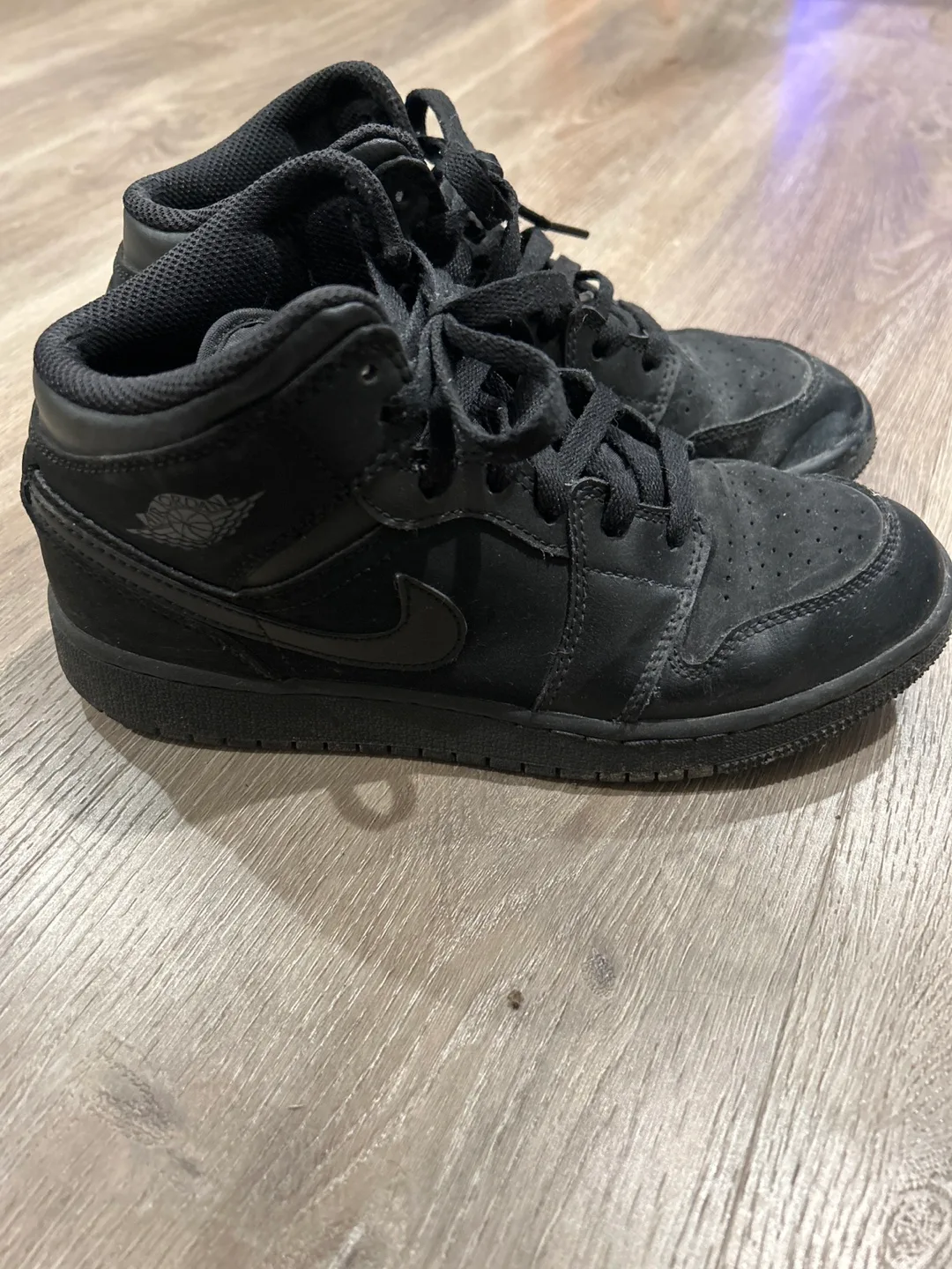 Nike Air Jordan 1 Retro Mid GS Triple Black Shadow  554725-050 image indicator(3)