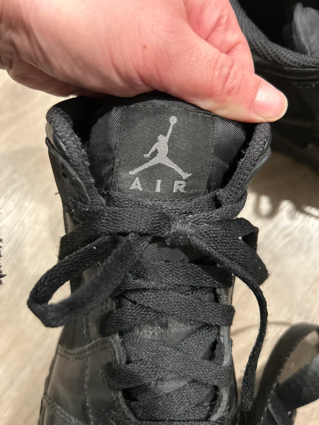 Nike Air Jordan 1 Retro Mid GS Triple Black Shadow  554725-050 image indicator(7)