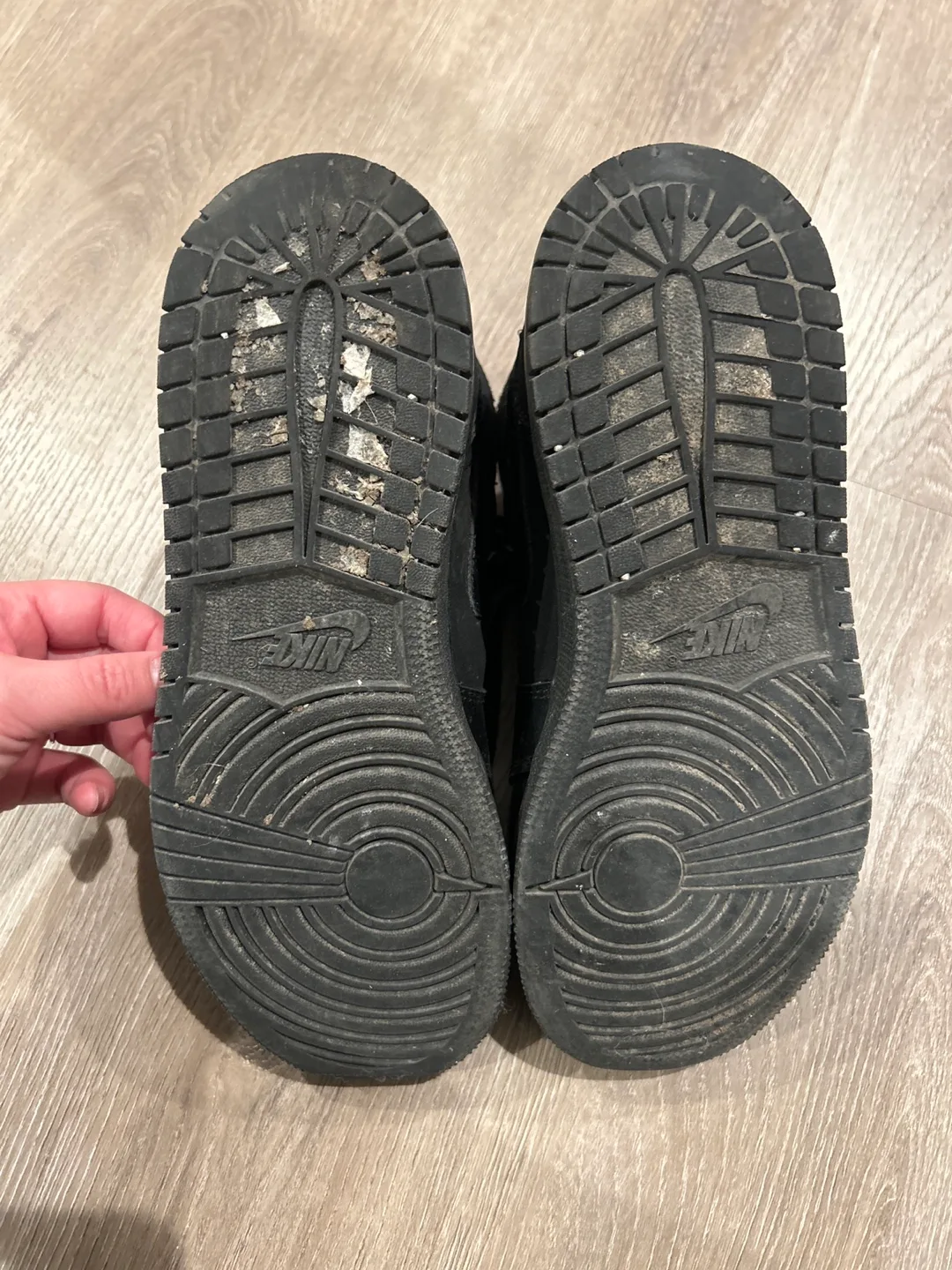 Nike Air Jordan 1 Retro Mid GS Triple Black Shadow  554725-050 image indicator(8)