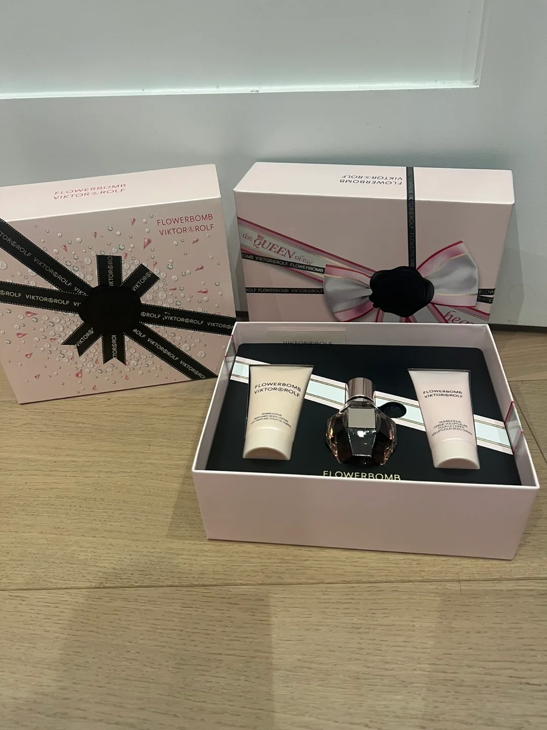 Viktor&Rolf Flowerbomb Eau de Parfum Gift Set image indicator(3)