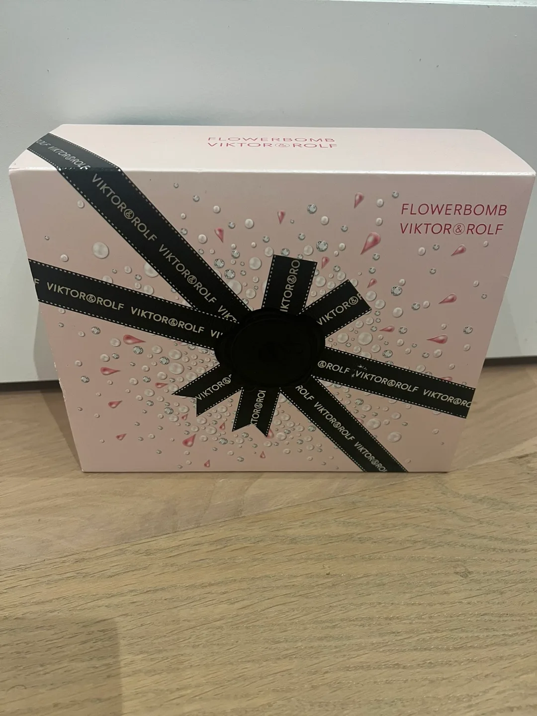 Viktor&Rolf Flowerbomb Eau de Parfum Gift Set image indicator(4)