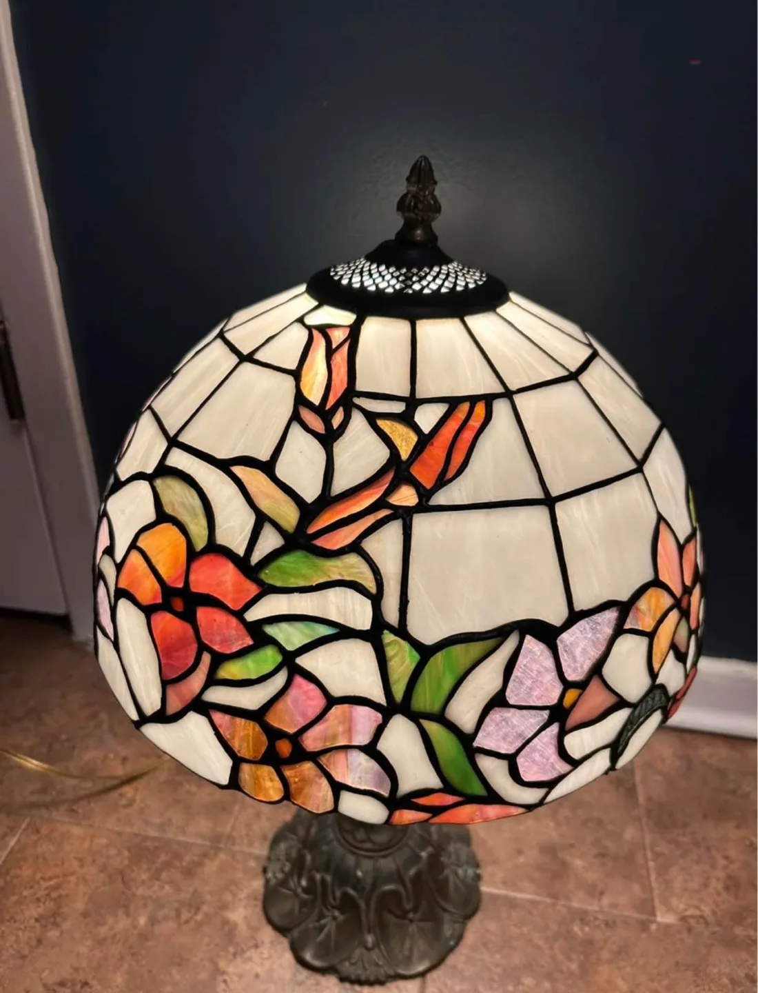 Large Tiffany Style Table Lamp Red Pink Stained Glass Roses image indicator(2)