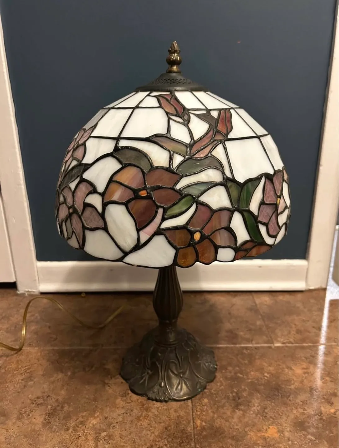 Large Tiffany Style Table Lamp Red Pink Stained Glass Roses image indicator(6)