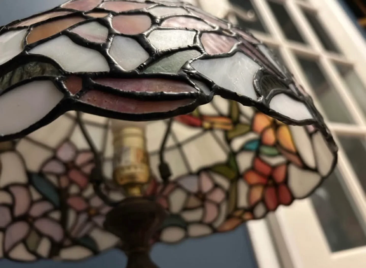 Large Tiffany Style Table Lamp Red Pink Stained Glass Roses image indicator(9)