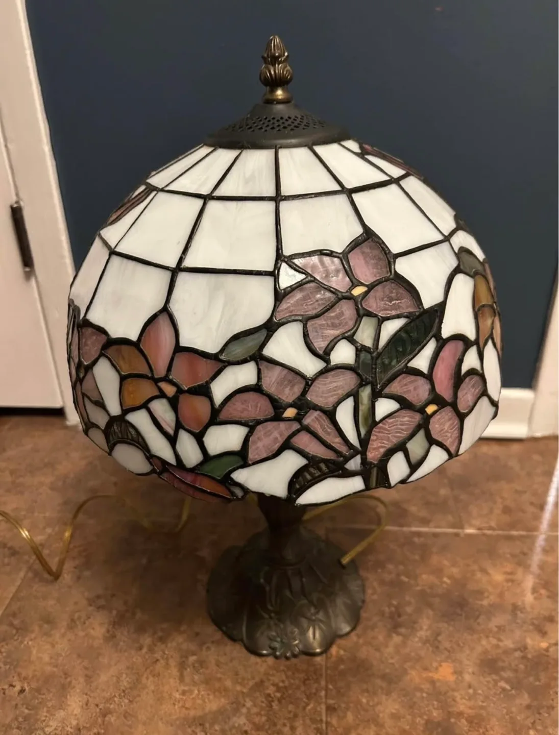 Large Tiffany Style Table Lamp Red Pink Stained Glass Roses image indicator(8)