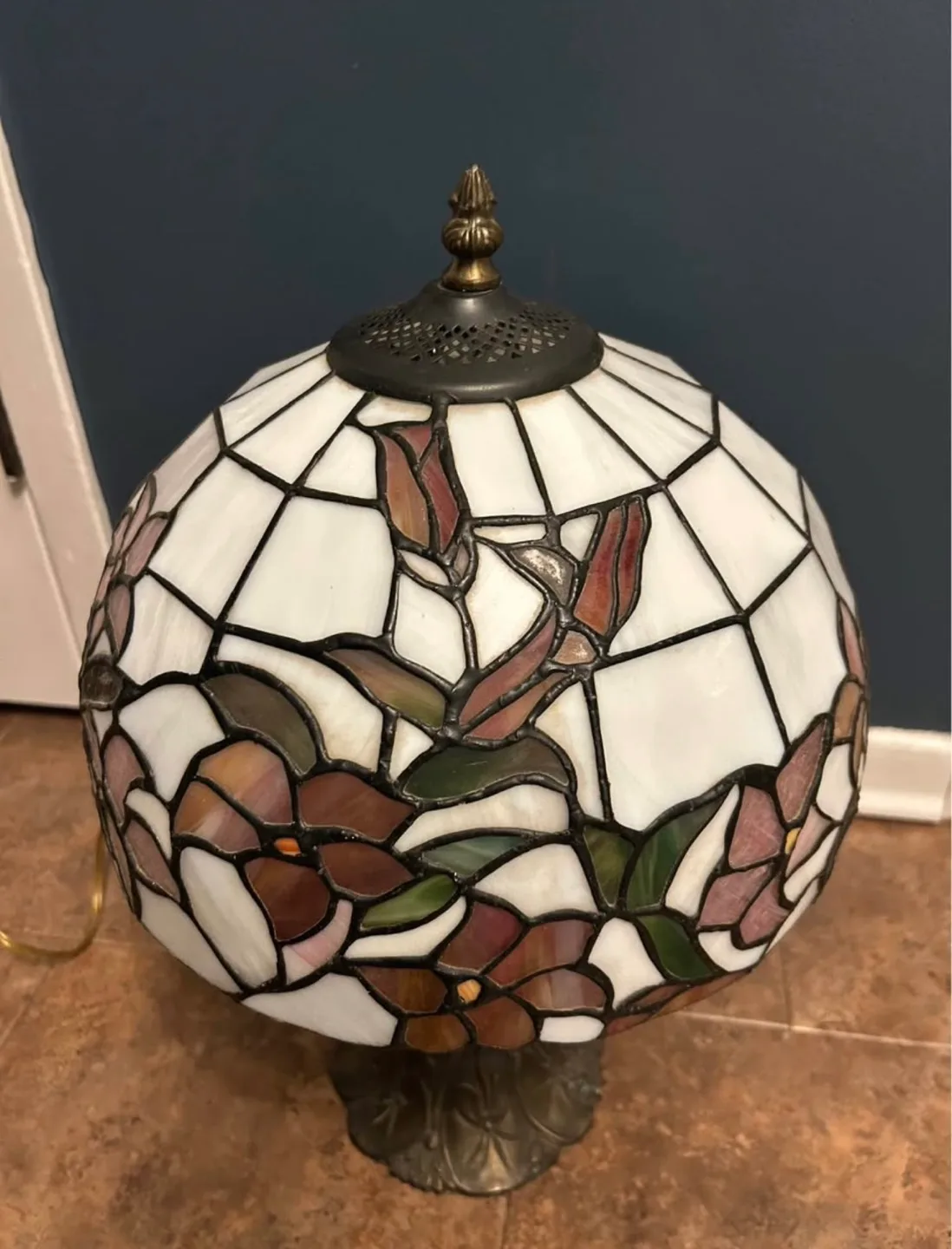 Large Tiffany Style Table Lamp Red Pink Stained Glass Roses image indicator(7)