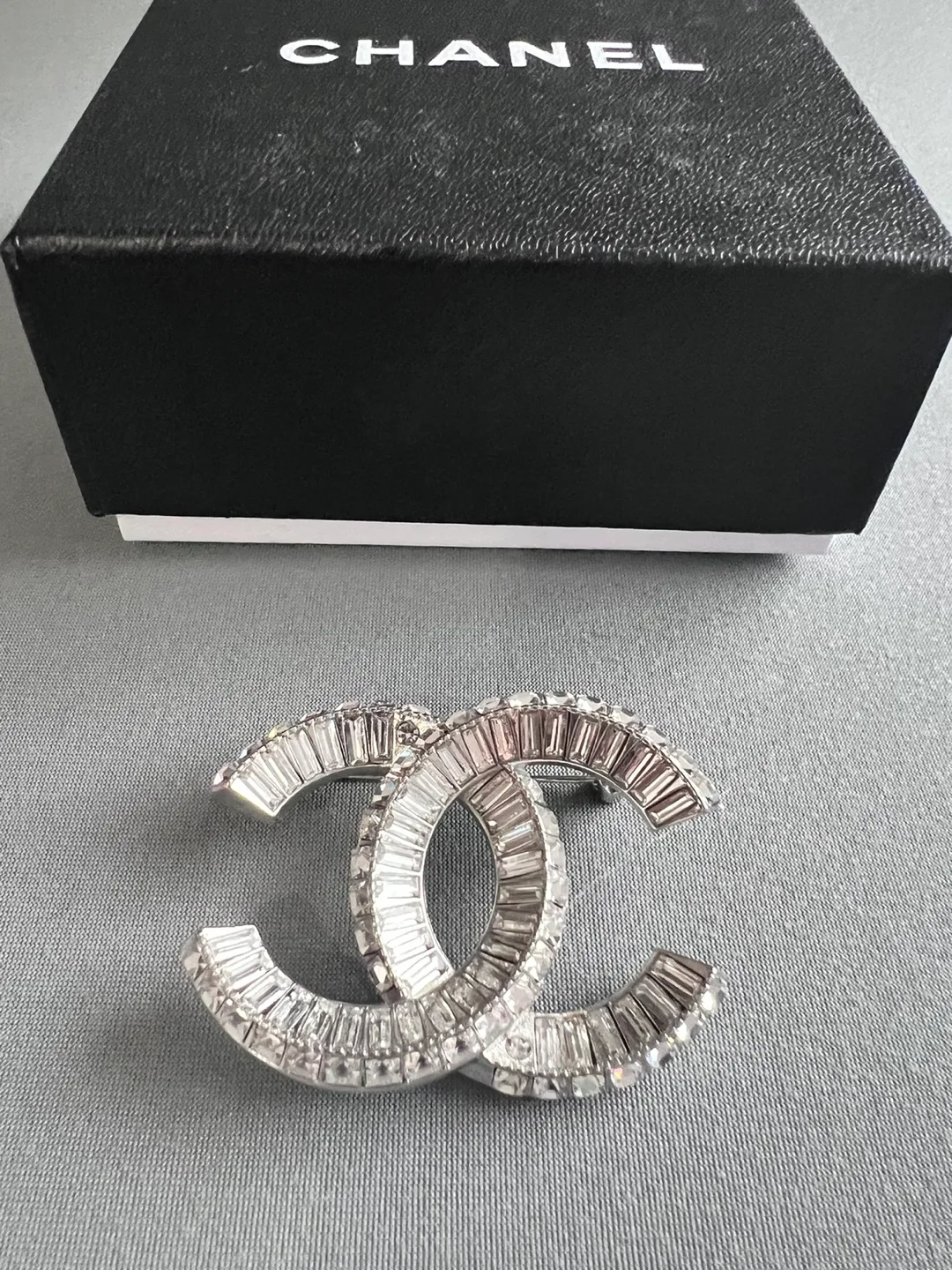 Chanel CC Crystal Brooch image indicator(2)