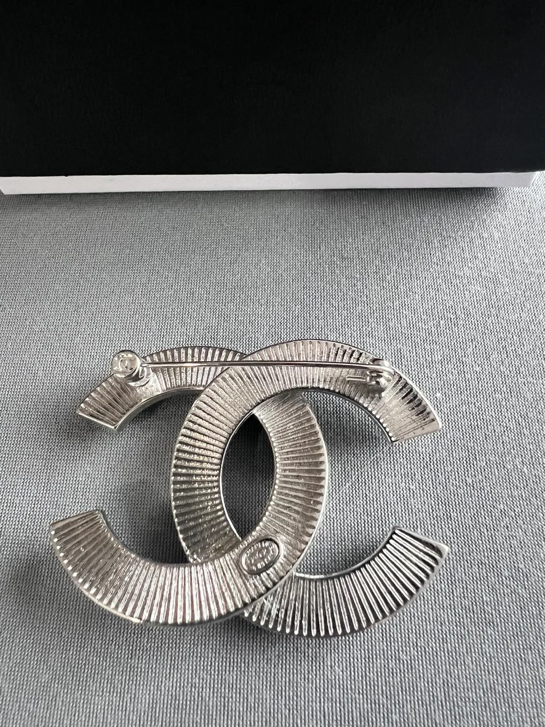 Chanel CC Crystal Brooch image indicator(3)