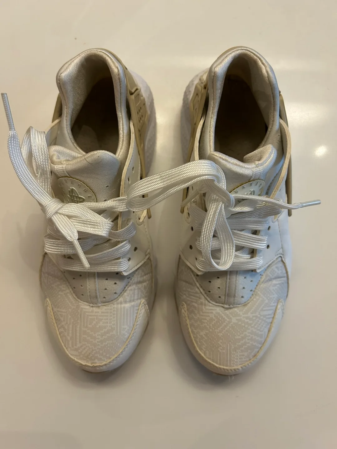 Nike Air Huarache Running Shoes (6Y or 7.5W) image indicator(5)