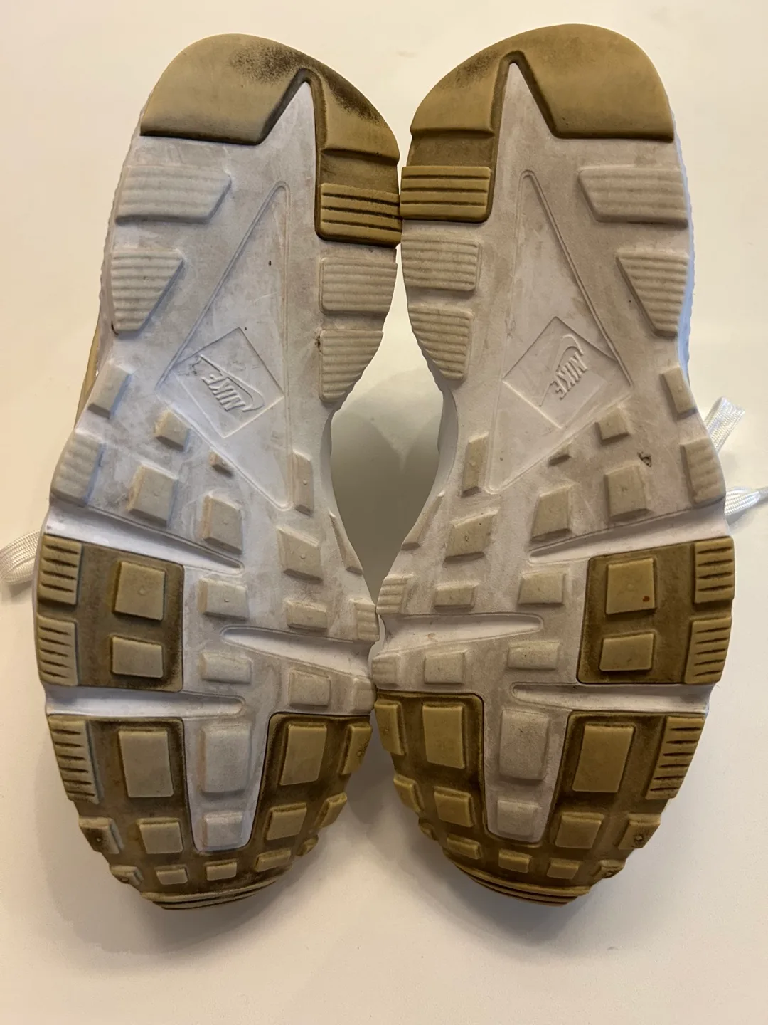 Nike Air Huarache Running Shoes (6Y or 7.5W) image indicator(4)