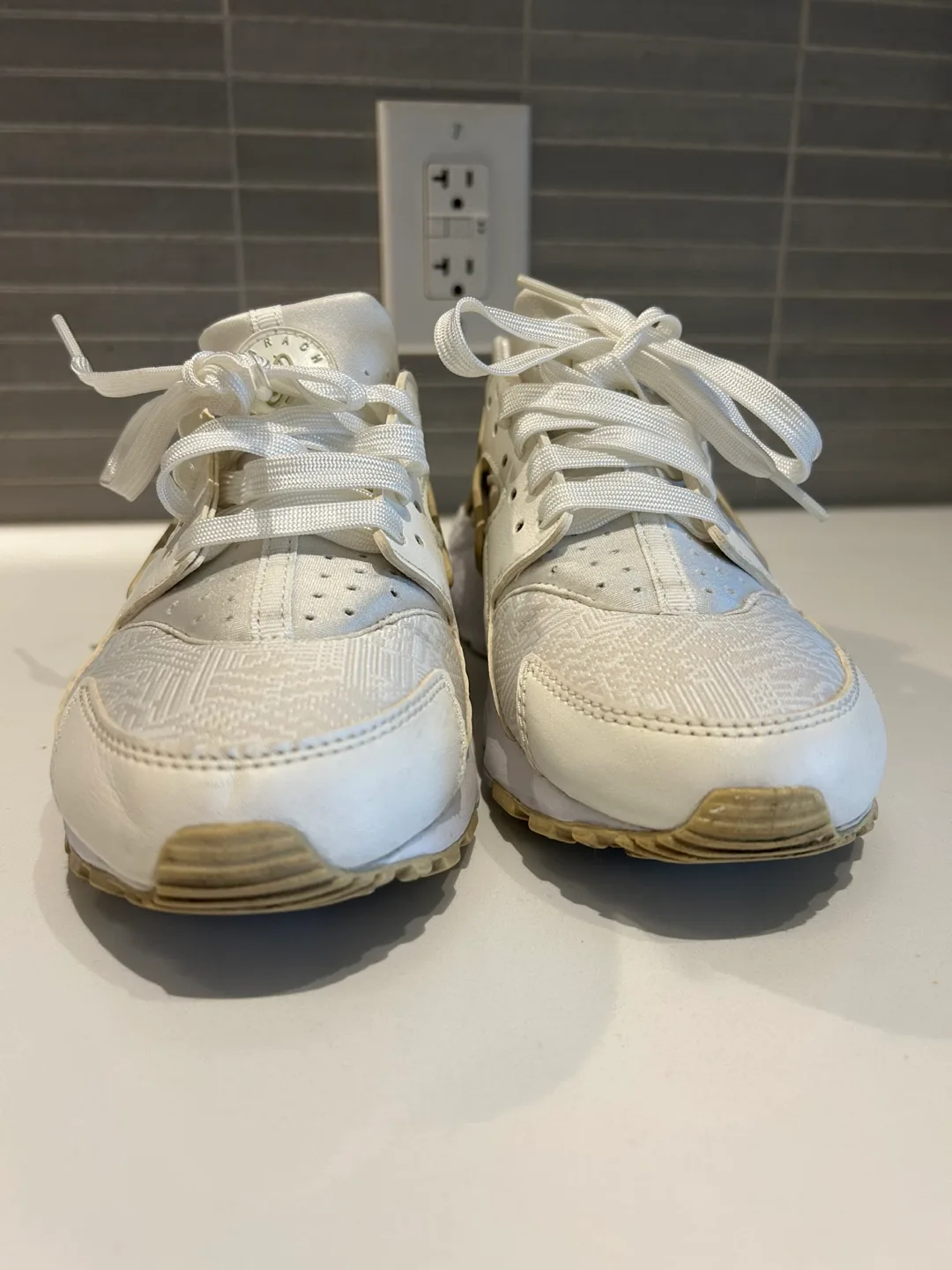 Nike Air Huarache Running Shoes (6Y or 7.5W) image indicator(2)