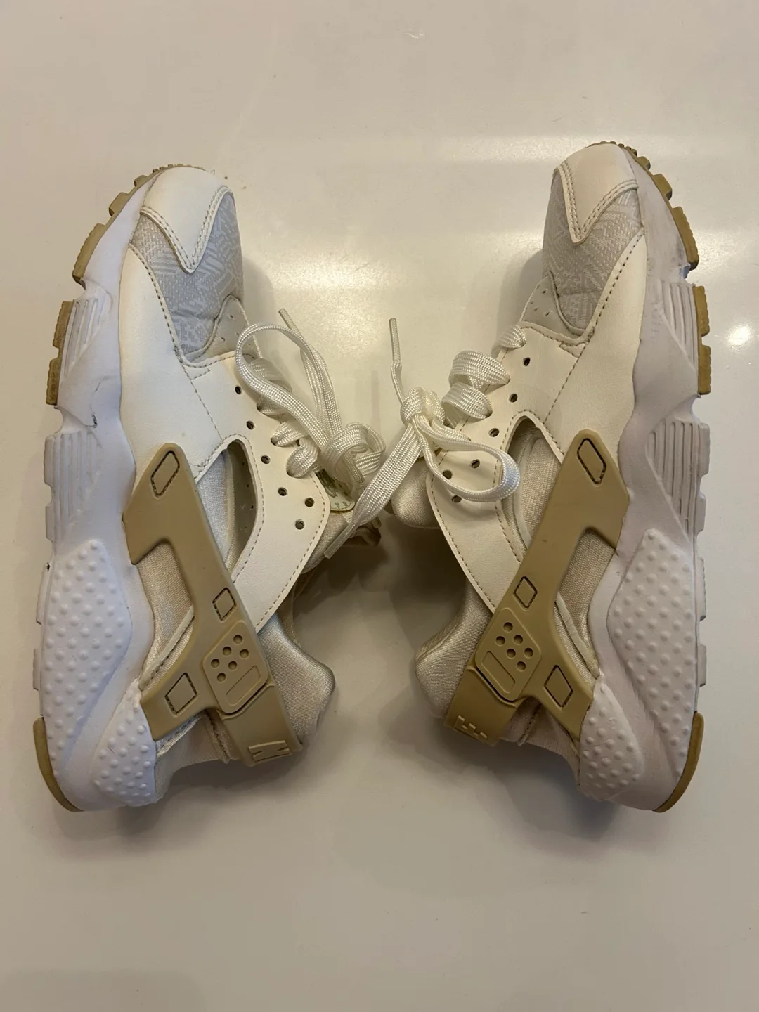 Nike Air Huarache Running Shoes (6Y or 7.5W) image indicator(3)