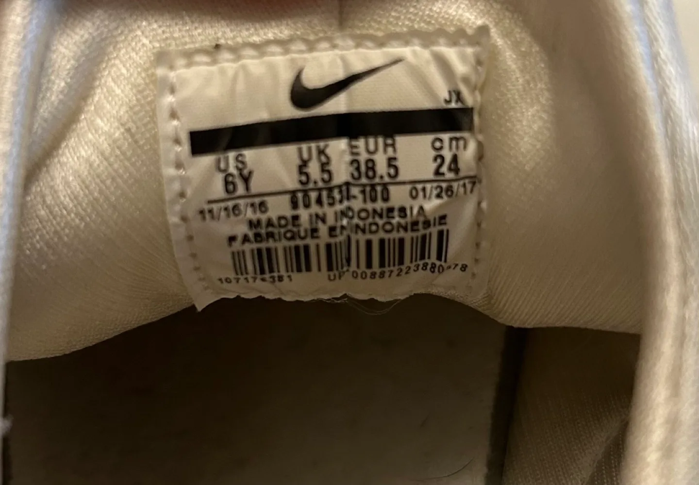 Nike Air Huarache Running Shoes (6Y or 7.5W) image indicator(8)