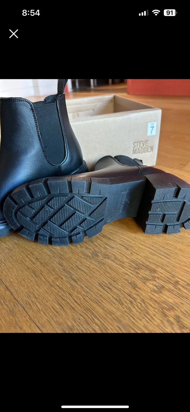 Steve Madden Black Chelsea Boots Size 7 image indicator(3)