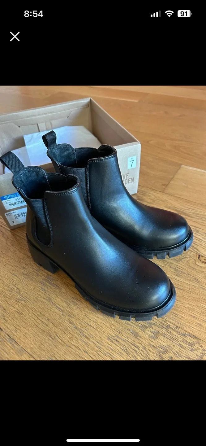 Steve Madden Black Chelsea Boots Size 7 image indicator(4)