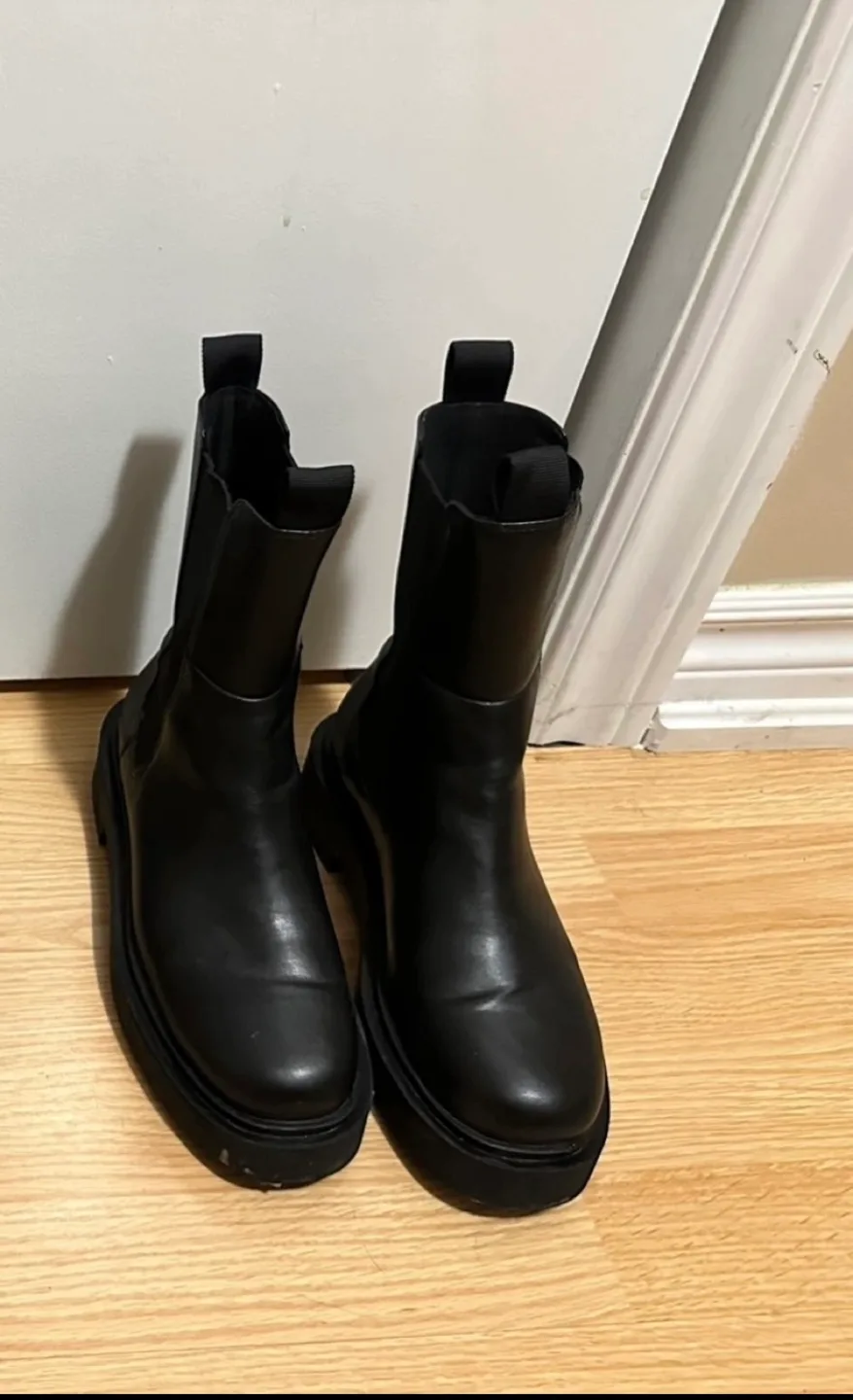 Black Chelsea Boots image indicator(5)