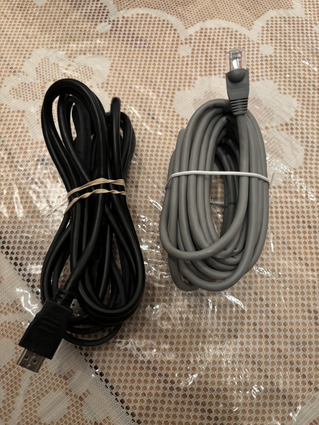 Apple TV 3rd Generation with Remote & Cables - photo 2
