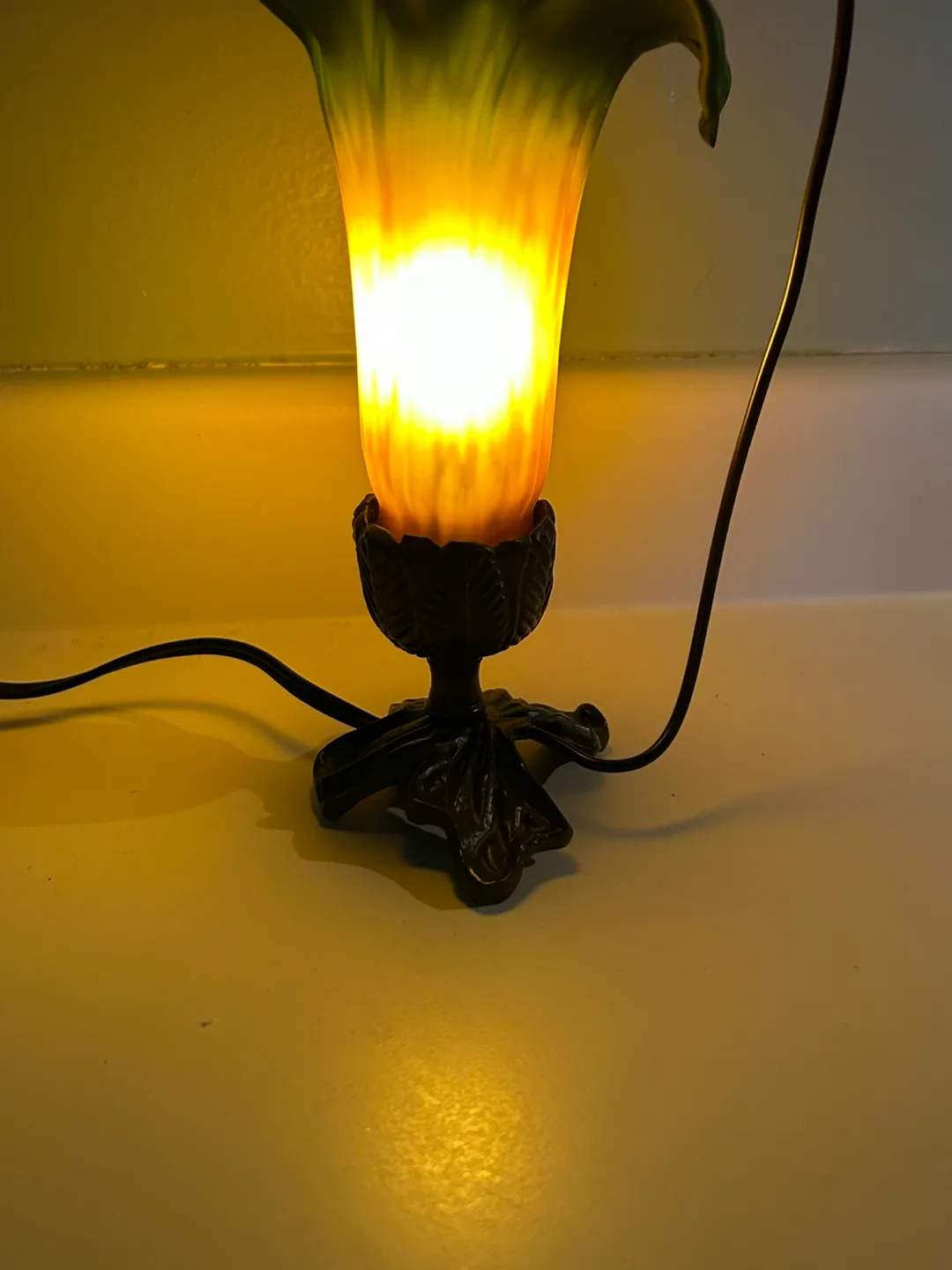 Tiffany Style Tulip Glass Lamp Shade With Humming Bird image indicator(3)