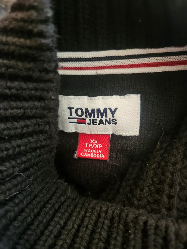 Tommy Jeans Black Cropped Sweater image indicator(3)