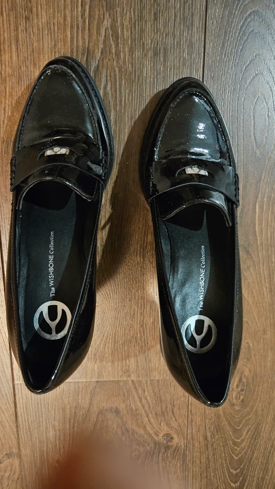 The Wishbone Collection Black Patent Leather Heels/Pumps image indicator(2)