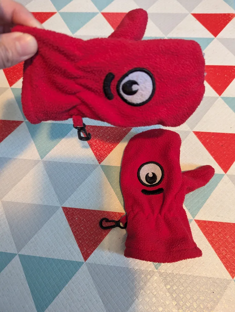#ThriftyPicks The Children's Place Red Fleece Mittens image indicator(2)