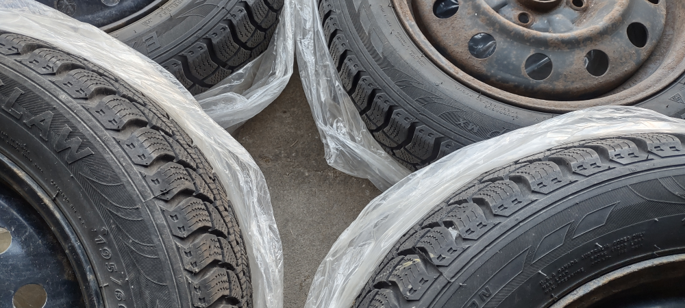 4 x 4-lug bolt Steel Wheels  (Incl. Winter Claw Tires) - photo 2