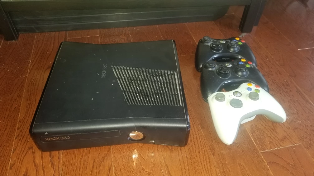 Xbox 360 Console, 3 Controllers, 16 Games