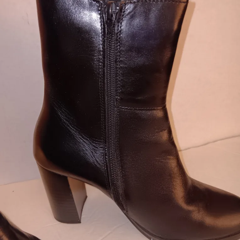 Black Leather Ankle Boots 8M/39M image indicator(3)
