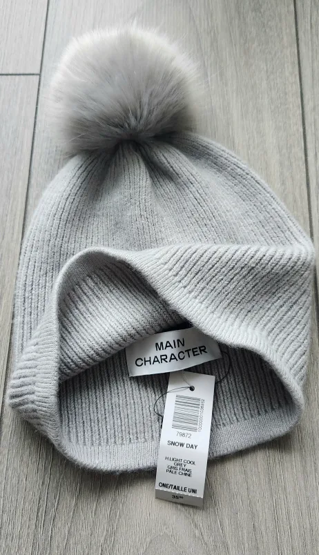 Brand new with tags - Aritzia Main Character Beanie image indicator(2)