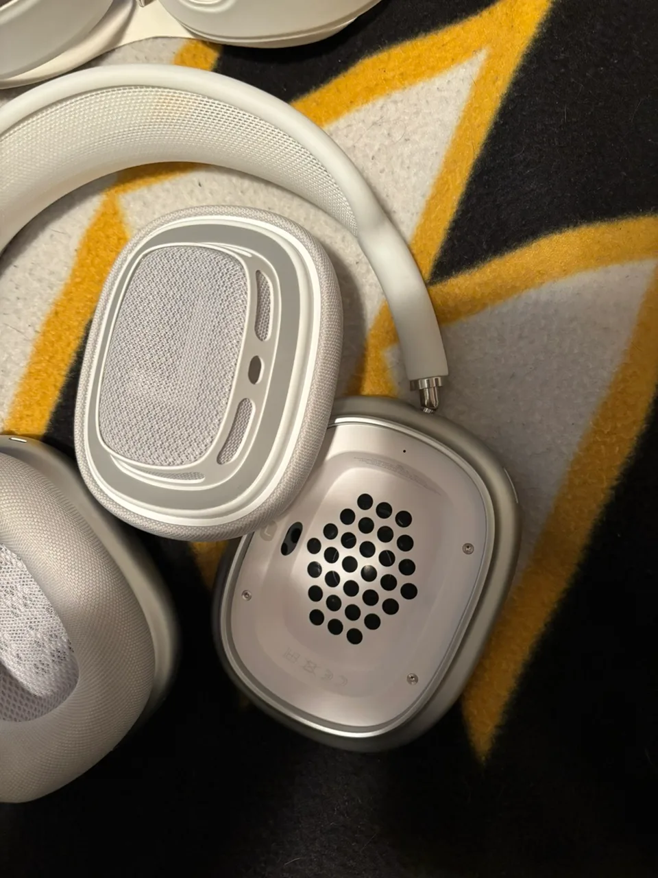 Apple AirPods Max Headphones - Silver image indicator(2)