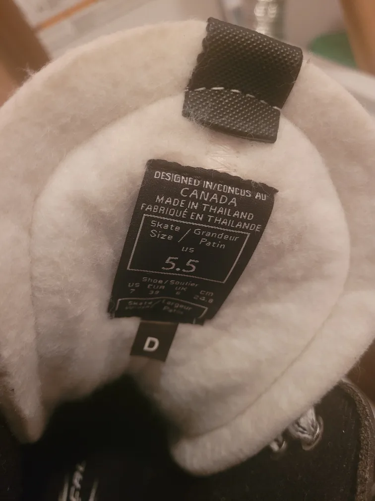 Reebok 12K Junior PUMP Size 5.5 D Fits shoes size 7 image indicator(5)