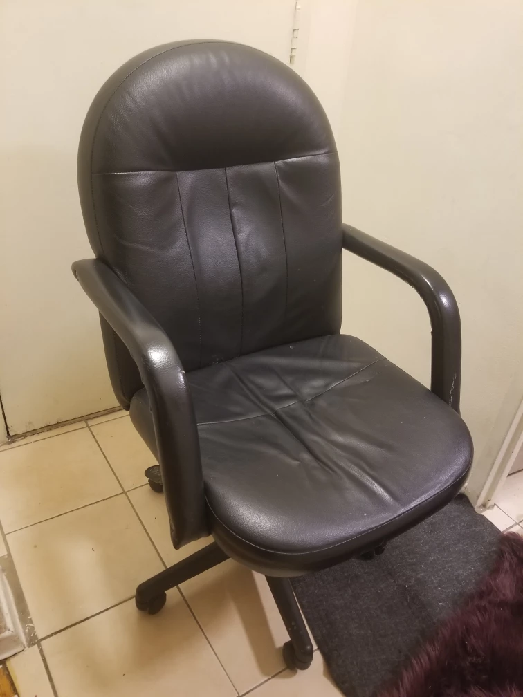 Black office chair - photo 3