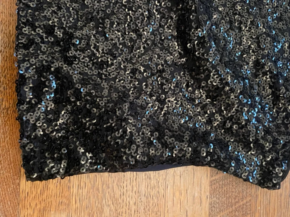 Black sequin tank top image indicator(3)