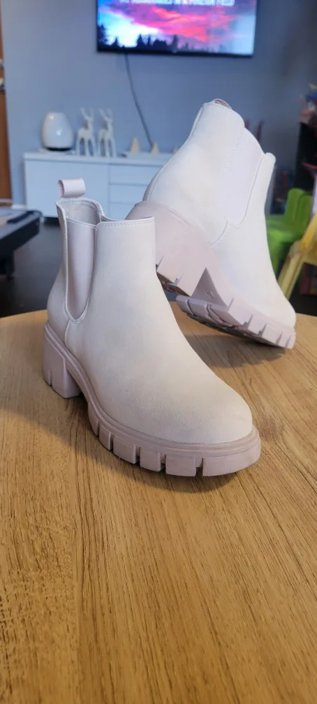 Beige Platform Chelsea Boots image indicator(2)