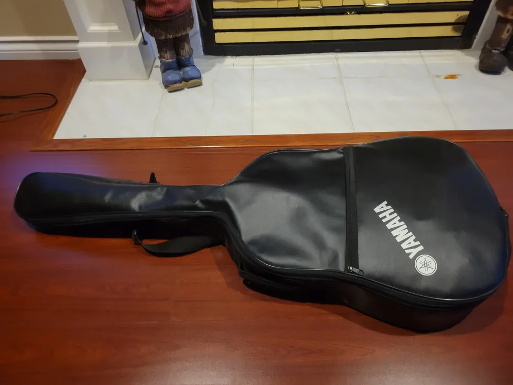 Yamaha F310 Acoustic Guitar with Case and Capo image indicator(3)