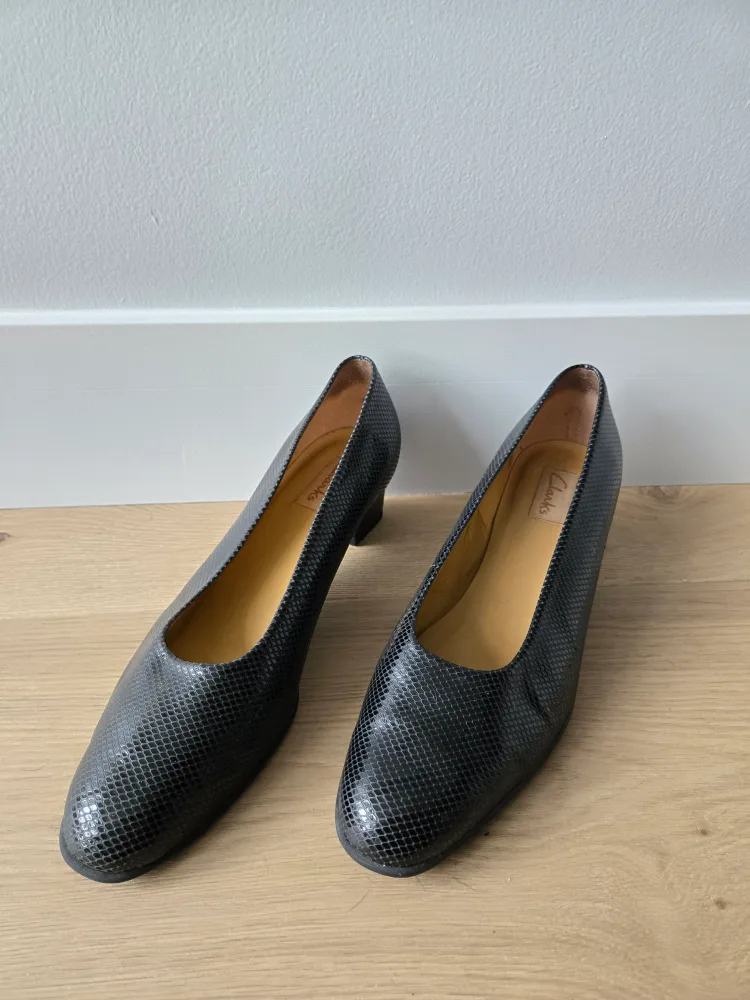 Vintage Black Snakeskin Clarks Heels. size 11. euc image indicator(9)