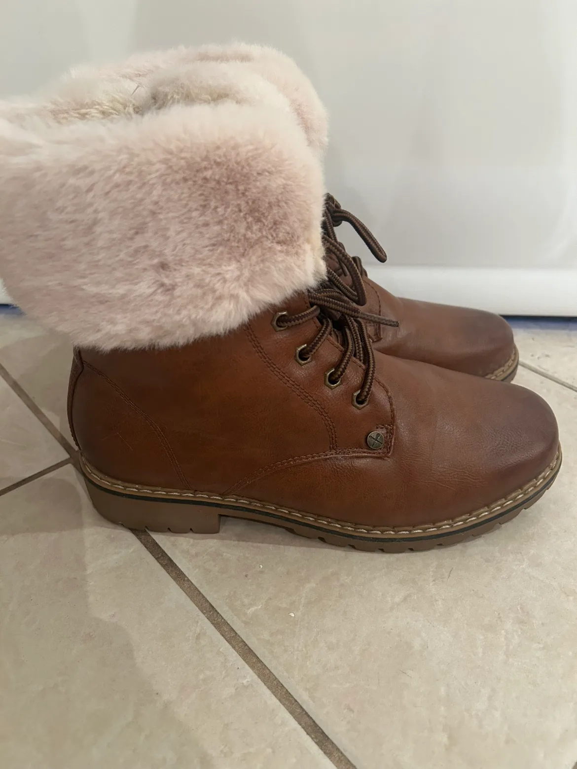 Denver Hayed Winter Boots with Ice Grip image indicator(8)